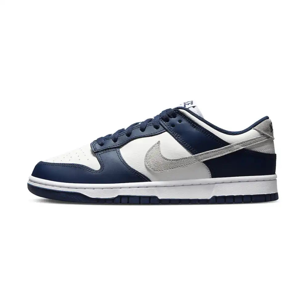 T nis Nike SB Dunk Low Midnight Navy Royal Sneakers